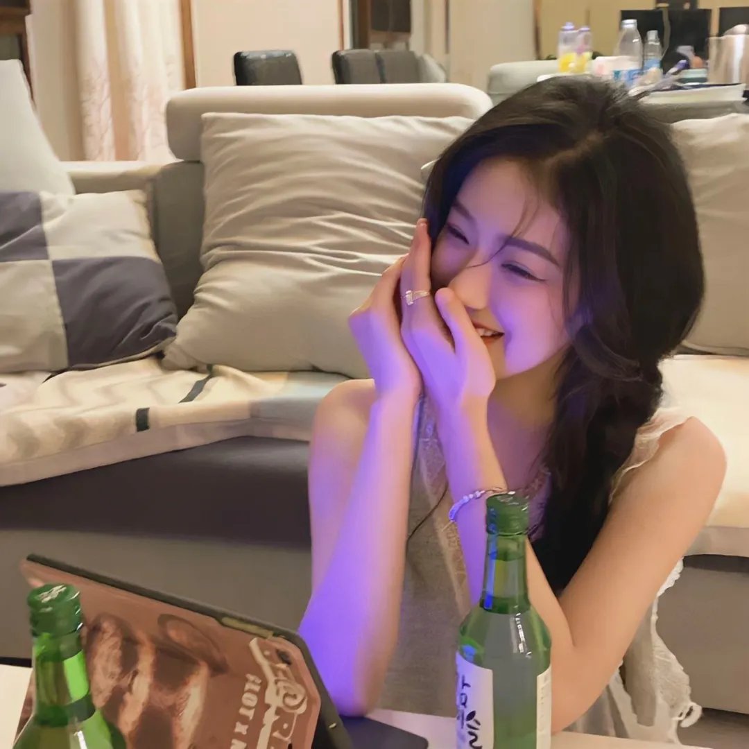 头部网红旧照被扒，全网玩梗，深夜持续发酵